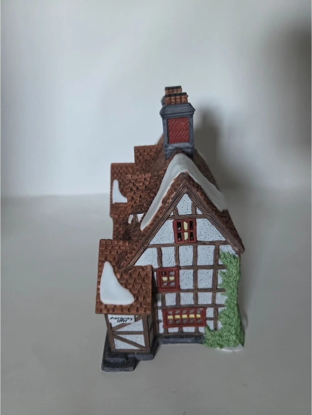 Department 56 Dickens Village Series Ashbury Inn Handpainted Porcelain 1991